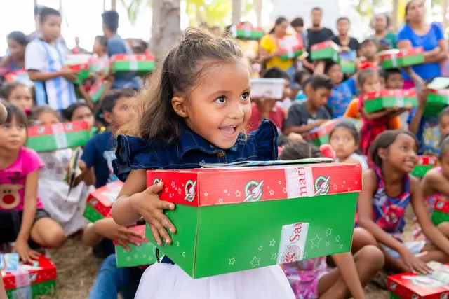 Strahlende Kinderaugen bei der Geschenkübergabe | Foto: Aktion Weihnachten im Schuhkarton