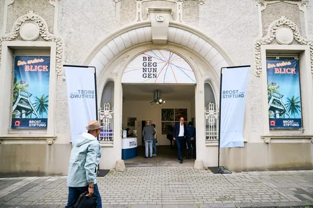 Das imposante Eingangsportal der Villa Artis in der Ruhrstraße 3 / Ecke Delle in Mülheim  ÖPNV: "MH-Stadtmitte" NAVI & PARKEN: "Delle" EINTRITT & FÜHRUNGEN: "stets frei!"
