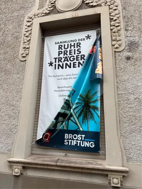 Über 400 kuratierte Ausstellungen fanden bereits seit 2012 in der Villa Artis statt - hier befindet sich auch die Sammlung von Kunstwerken der Ruhrpreisträgerinnen und Ruhrpreisträger im angeschlossenen Museum MMKM Museum Moderne Kunst Mülheim.