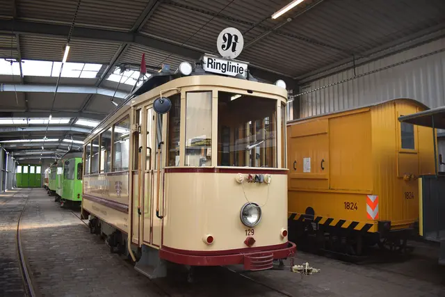 Der Verein Hannoversche Straßenbahn öffnete die Wagenhalle mit den historischen alten Üstra-Bahnen