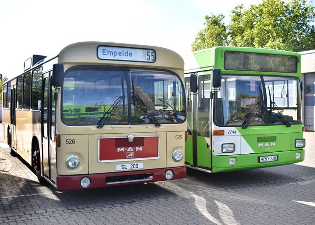 Alter und neuer Üstrabus 