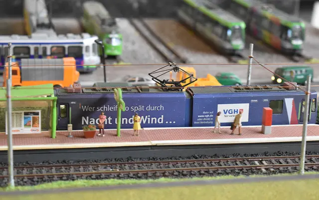 Eine Mini-Straßenbahn in HO drehte ihre Runden