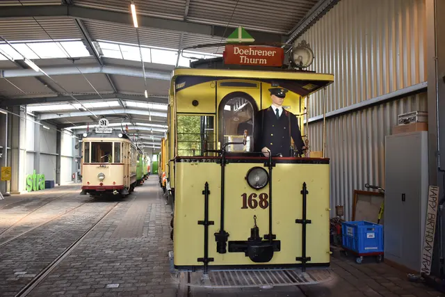 Der Verein Hannoversche Straßenbahn öffnete die Wagenhalle mit den historischen alten Üstra-Bahnen