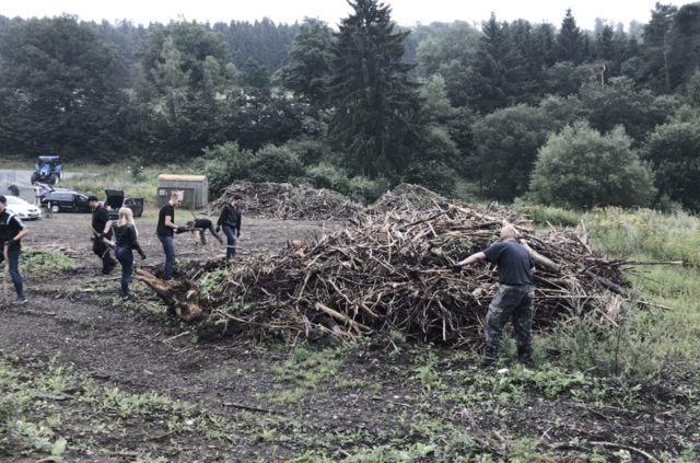 Renaturierung Schredderplatz
Aktion mit den Auszubildenden der Firma H&amp;V auf dem Schredderplatz in Hatzfeld. Es wurden Stein und Reisighaufen angelegt.