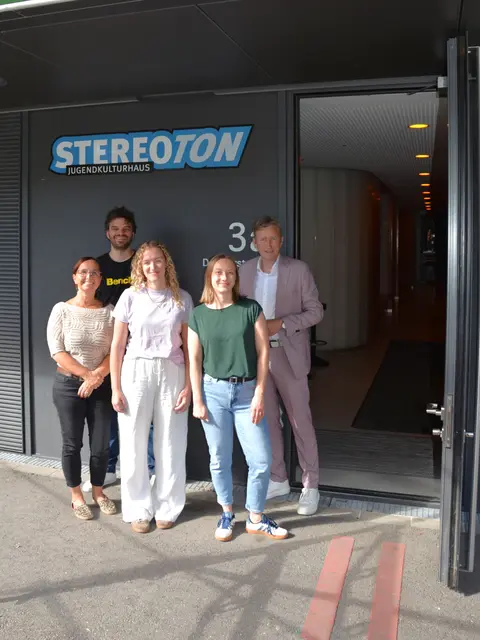 (v.l.n.r.) Melanie Zacher, pädagogische Gesamtleitung KJR Augsburg-Land, Moritz Hochhauser, Leiter des Stereoton, Einrichtungsleitung, Lara Peters, stellvertretende Leitung, Julia Ernst, Pädagogische Mitarbeiterin und Erster Bürgermeister Richard Greiner.