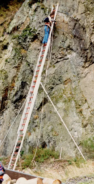 Anbringen von Fledermauskästen in einem Steinbruch zwischen Hatzfeld und Lindenhof