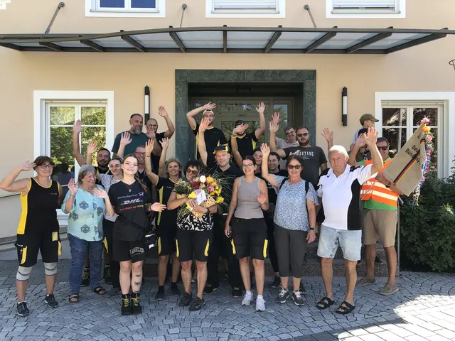 Foto: Kolleginnen und Kollegen verabschiedeten die beliebte Postbotin Renate Sauer (mit Blumen) vor dem Ellgauer Rathaus.