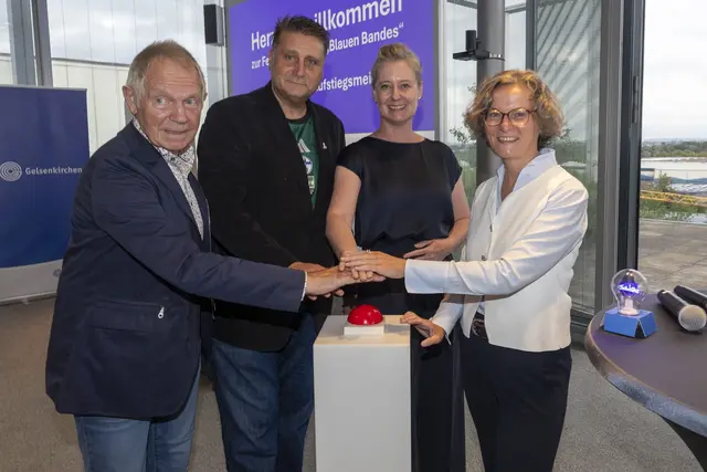 „Licht an!“ an der Aufstiegsmeile: Blaues Band jetzt bis zur Arena fertig gestellt
Bodo Menze, Stiftungsvorstand Olivier Kruschinski, Oberbürgermeisterin Andrea Henze und Ministerin Ina Scharrenbach schalten das "Blaue Band" gemeinsam ein.  | Foto: Bildrechte: Stadt Gelsenkirchen - Gerd Kaemper