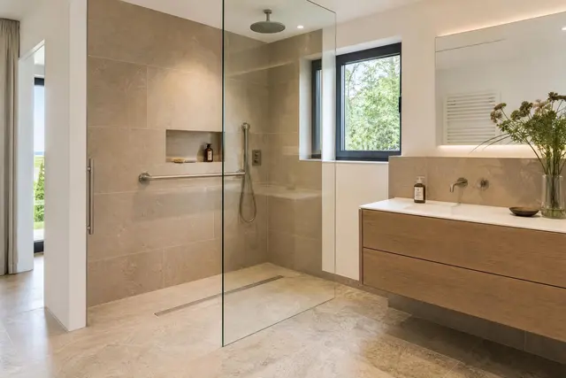 Stilvolles Bad mit bodengleicher Dusche | Foto: KI-generiert