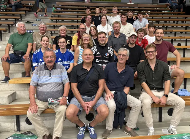 Ein Teil der vielen Günzburger Fans blieb noch lange nach Spielende in der Halle