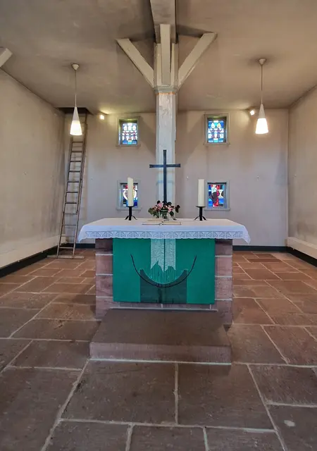 Blick in den Altarraum der Kirche Oberasphe, links über die Leiter gelangt man zu den Glocken