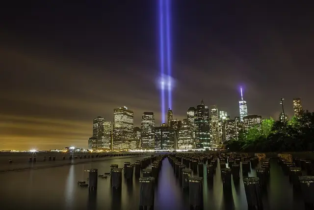 11. September Gedenkwürdigung im Licht 2014 New York City | Foto: Datei ist unter der Creative Commons Attribution 2.0 Generic Lizenz lizenziert  https://www.flickr.com/photos/quintanomedia/15201252371/   