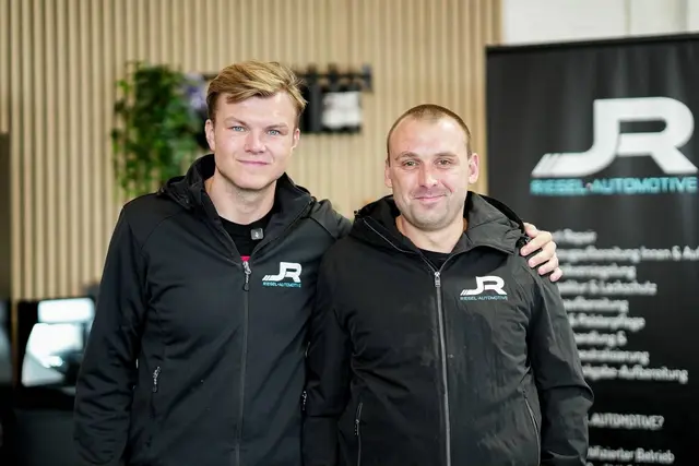 V.L. Geschäftsführer Jacob Riegel mit seinem Angestellten/ Jacob Riegel Automotive feiert fast einjähriges Bestehen in Wesel