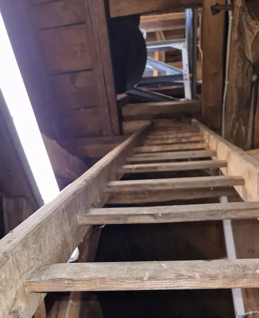 Blick durch die Einstiegsluke in die Glockenstube