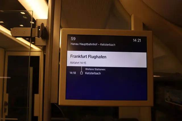 Fahrplan in der S-Bahn bei der Fahrt nach Kelsterbach