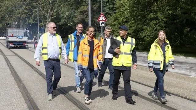 Das Foto zeigt von rechts nach links: Franziska Klugstedt, Abwassergesellschaft Gelsenkirchen mbH (Bauleitung), Erhan Özdemir, Referat Verkehr (Abteilungsleitung Straßenbau, Ingenieurbau und Stadtbahn), Axel Bredemeier, Referat Verkehr (Teamleitung Straßenneubau), Astrid Metz, Bogestra (Baustellenkommunikation), Ludger Hoffterheide, Referat Verkehr (Baustellen- und Verkehrslenkungsmanagement) und Winfried Sommer, Tillmann Ingenieure (Im Auftrag der Abwassergesellschaft Gelsenkirchen mbH).. Bildrechte: Stadt Gelsenkirchen - Gerd Kaemper | Foto: Bildrechte: Stadt Gelsenkirchen - Gerd Kaemper