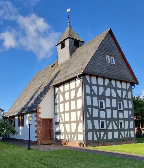 1680 Die Ev. Kirche von Oberasphe wird unter der Verwendung älterer Bauteile neu errichtet
1964 Wiedereinweihung der umgebauten und erweiterten Kirche. Drei neue Glocken werden eingebracht.
2004 (Wieder-)Einweihung der renovierten und erweiterten Oberaspher Kirche.