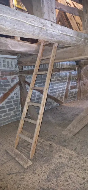 Vom Dachboden der Oberaspher Kirche über eine Holzleiter zur nächsten Etage Richtung Glocken.