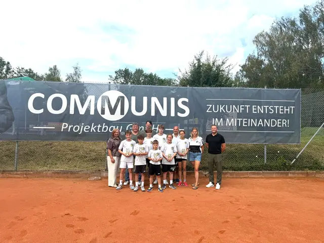 Sabine Grünwald, stv. Landrätin, Reinhold Weiher, 1. Vorstand TSV, Benjamin Schorer, 1. Bürgermeister, Sebastian Franzock, Abteilungsleiter, Julia Deutschenbaur, Jugendwartin, Jakob Weber, Communis, Sponsor | Foto: Carmen Klaußner