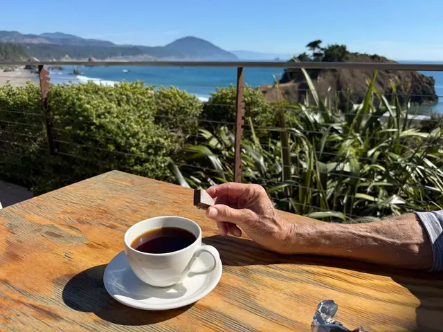 Im Alter möchte man doch vor allem eines .. sein Leben genießen - mit einer Tasse Kaffee, einem Stück Schokolade, schönen Aussichten und vor allem möglichst gesund. Und wenn die Gesundheit einmal nicht mehr mitspielt, sollte man darauf vertrauen können, dass unser Gesundheitssystem für uns da ist.