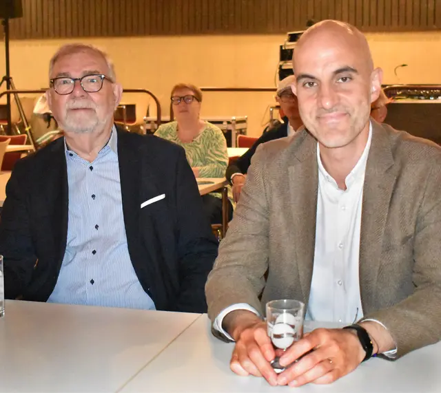 Zwei Bürgermeister an einem Tisch: v.l: Wilhelm Lindenberg und Belit Onay