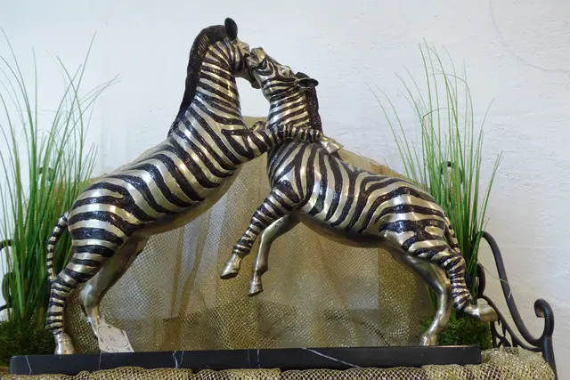 Zwei dekorative Zebras.