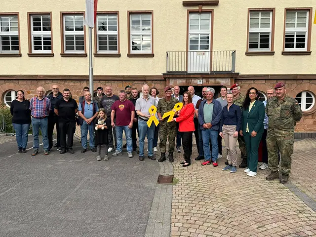 Gemeinde bekennt sich zu den Soldatinnen und Soldaten der Bundeswehr – Förderverein Stab Division Schnelle Kräfte überreicht Gelbe Schleife | Foto: Hauptmann a.D Martin Würz