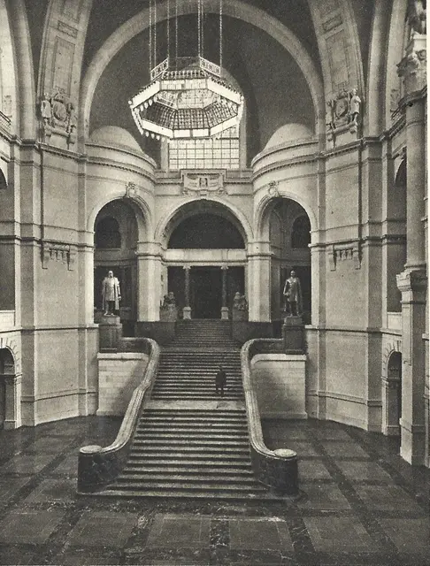 Zentralhalle. Festtreppe und Beleuchtungskrone von Professor Gustav Halmhuber. Zwei Kaiserstandbilder, im 2. Weltkrieg eingeschmolzen, von Bildhauer Professor Adolf Brütt.