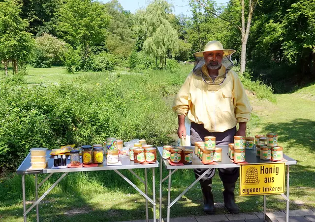 Ohne die Hilfe des Imkers wäre die stille und zugleich riesengroße Dienstleistung der Honigbiene nicht denkbar.