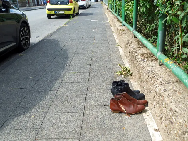 2 Paar Stiefeletten auf einem Bürgersteig | Foto: Siegmund Walter, 26.08.2026, 11:58 Uhr