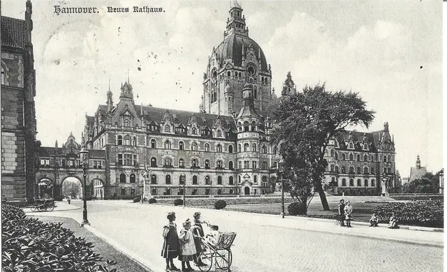 Blick zum "Neues Rathaus". Tor und Stadtbauamt (im Anschnitt links) im 2. Weltkrieg zerstört. Foto: Wenige Jahre nach der Einweihung im Jahr 1913.