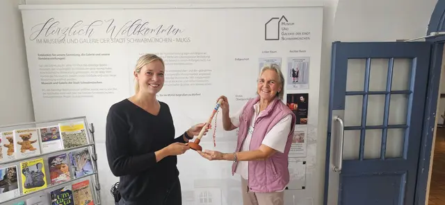 von links: die glückliche Gewinnerin Frau Melanie H. mittig der Gewinn-Pömpel, rechts Frau Sabine P. - Museumsmitarbeiterin  | Foto: (c) Wolfgang Weiss