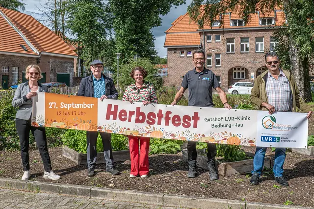 v.l.n.r.: Carola Bohlender (kaufmännische Direktorin LVR-Klinik), Alfred Derks (Förderverein Bedburger Begegnungspark), Charlotte Giesbers-Reijngoudt (Förderverein Bedburger Begegnungspark), Helmut Leygraaf (LVR-Klinik) und Klaus Kösling (LVR-Klinik) | Foto: Förderverein Bedburger Begegnungspark