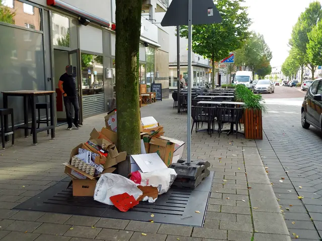 Ansicht 1 - Verpackungsmüll unter einem Baum nahe des Oliv Cafés Bistro an der Kreuzstraße in 46483 Wesel.
Sachstand: Mo.14.09.2026, 11:05 Uhr
Abholtermin für Pappe und Papiermüll: Di. 15.09.2026 | Foto: Siegmund Walter, 14.09.2026, 11:05 Uhr