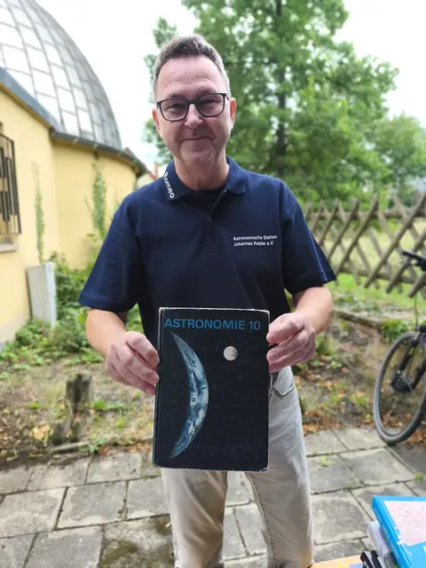 Herr Schuhmann, das alte Astronomiebuch aus Schulzeiten