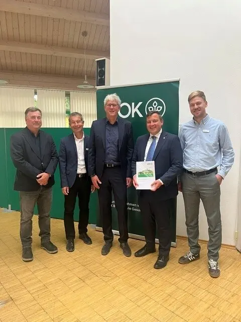 Bei der Vorstellung des AOK-Gesundheitsberichtes in der AOK Geschäftsstelle Aichach tauschten sich Landrat Dr. Marc Sturm und Vertreter der AOK Bayern zu aktuellen Gesundheitsthemen im Landkreis Aichach-Friedberg aus.  Auf dem Bild (v. l. n. r.): Werner Ziegelmeier, Reinhold Eigner, Alfred Heigl, Dr. Marc Sturm und Fabian Ostermaier.
 | Foto: Alfred Heigl, AOK Augsburg