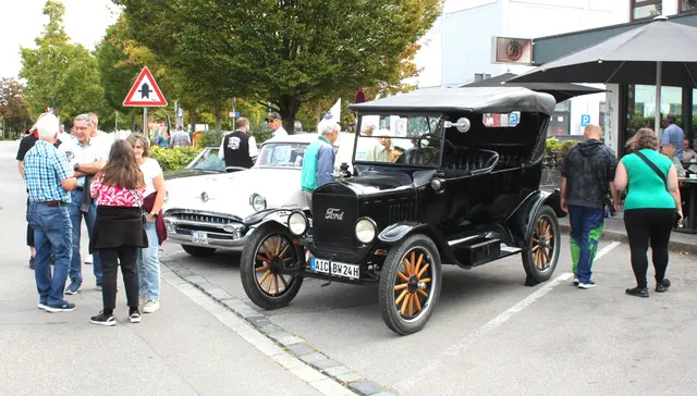 Oldtimerpräsentation mit großem Zuspruch bei den MEGA-Besuchern. | Foto: Peter Heider