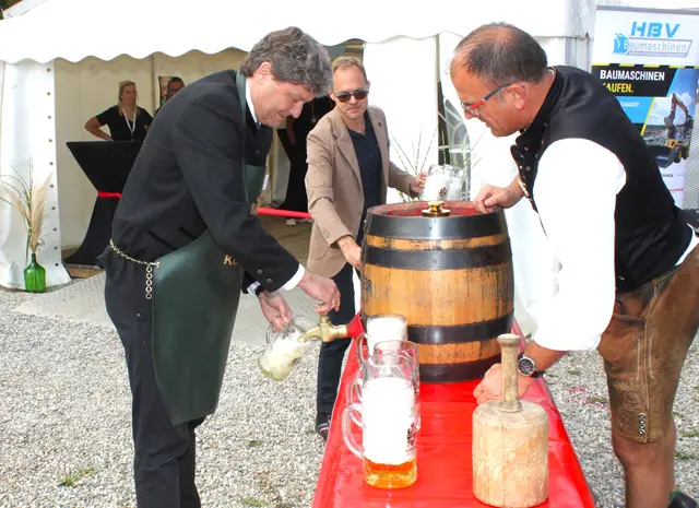 Bieranstich mit Bürgermeister Michael Higl | Foto: Peter Heider