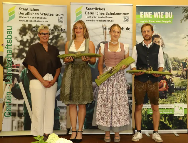 v.l.: Gabriele Bschorr, Vizepräsidentin des Bundes deutscher Baumschulen (BdB), bei der Auszeichnung von Lena Stemmer, Leonie Ott und Simon Fischer.

 | Foto: Jochen Henning, VGL Bayern