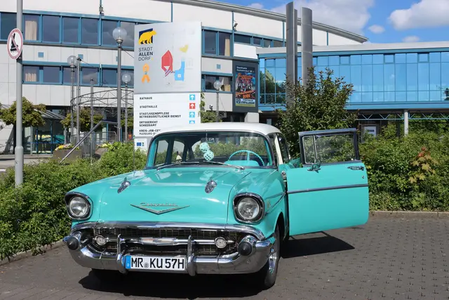 Die Autos von heute können leider keinen Parkplatz so verschönern wie dieser Chevrolet.