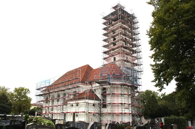 Mehrere Monate wird an der Herbertshofner Gotteshaus St. Clemens die Außenfassade  und der Innenraum saniert. | Foto: Peter Heider
