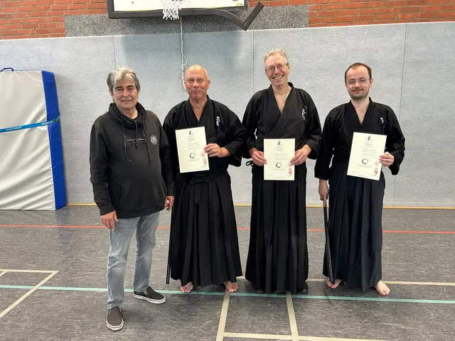 Die stolzen Träger des 4. Dan Kyushin Iaido Ken-Jutsu mit ihrem Headmaster Ralf Gumpfer