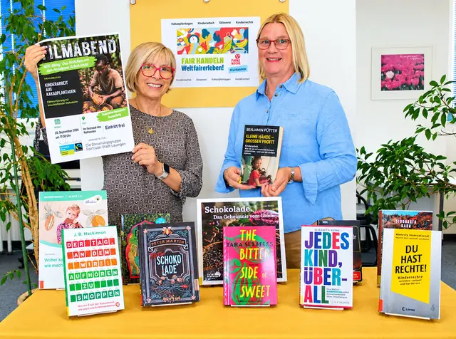 Dr. Ursula Kigele (links) und Büchereileiterin Heidi Hüll (rechts)