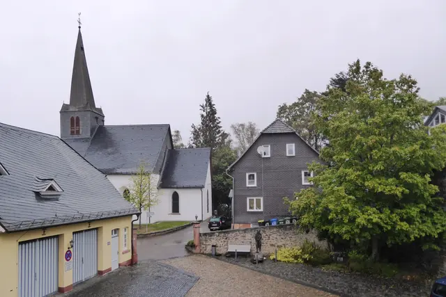 Sonntagsbilder 2026-37, Blick auf die evangelische Kirche aus der Neuburg, 13.09.2026.