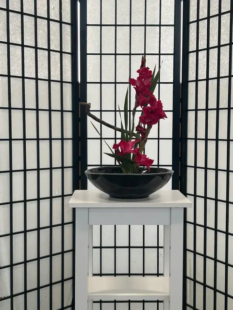 Kamiza (Ehrenplatz im Dojo), mit einem wunderschönen Ikebana-Gesteck eines weiblichen Iaidokas 