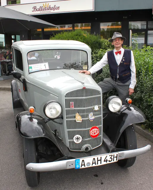 Walter Hauser aus Meitingen mit seinem Opel P4 aus dem Jahr 1936.

 | Foto: Peter Heider