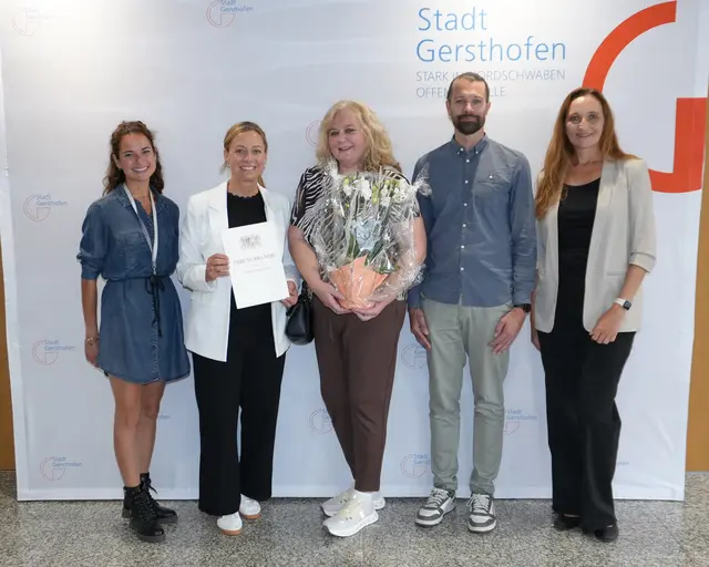 Nadja Kinzel, Sonderprojekte und Personalentwicklung, Susanne Olita, Erste Bürgermeisterin, Silvia Grosser, Mittagsbetreuung, Daniel Settele, Teamleitung Mittagsbetreuung, und Elena Gillmann,  
Fachbereichsleiterin ZVP, KJS. V.l.n.r.
 | Foto: Stadt Gersthofen (Kai Schwarz)