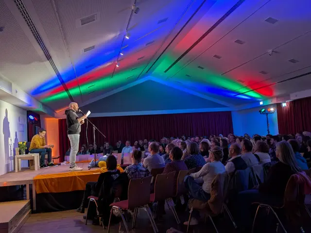 Wortakrobatik auf der Bühne: Beim Singold-SLAM liefern sich die Poetinnen und Poeten einen Wettkampf des gesprochenen Wortes. | Foto: Ursula Neidinger