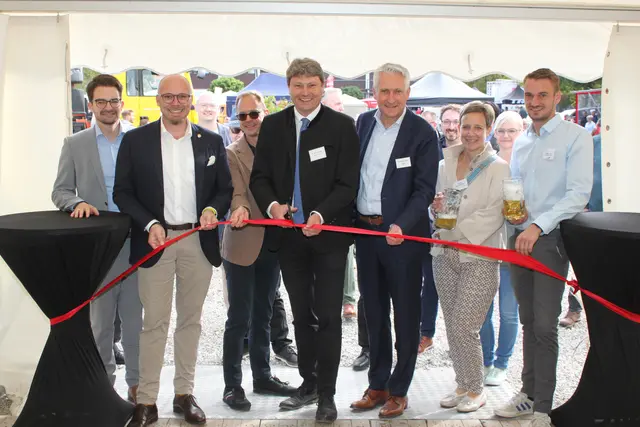 Offizielle Eröffnung mit dem traditionellen Scherenschnitt am Ausstellungszelt. | Foto: Peter Heider