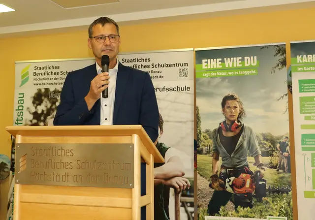 Bürgermeister Stephan Karg bei seinem Grußwort auf der Freisprechungsfeier in Höchstädt a.d.Donau. | Foto: Jochen Henning, VGL Bayern